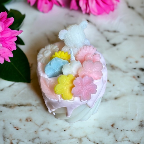 ⚠️SALE Candle // Handmade Flowers And Teddy Bear Shaped Candle SEND OFFERS - Picture 4 of 5